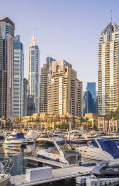 Dubai, BAE Birleşik Arap Emirlikleri - 29 Mayıs 2022: Günbatımında Dubai Marina gökdelenlerinin panoramik manzarası, günbatımında modern mimari