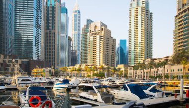 Dubai, BAE Birleşik Arap Emirlikleri - 29 Mayıs 2022: Günbatımında Dubai Marina gökdelenlerinin panoramik manzarası, günbatımında modern mimari