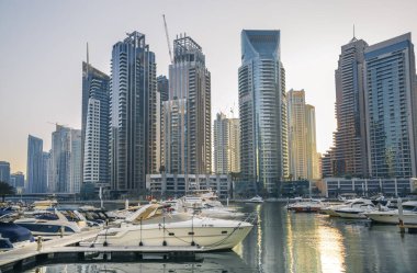Dubai, BAE Birleşik Arap Emirlikleri - 29 Mayıs 2022: Günbatımında Dubai Marina gökdelenlerinin panoramik manzarası, günbatımında modern mimari