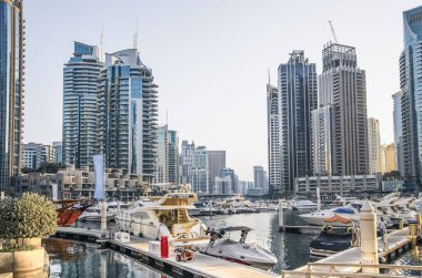 Dubai, BAE Birleşik Arap Emirlikleri - 29 Mayıs 2022: Günbatımında Dubai Marina gökdelenlerinin panoramik manzarası, günbatımında modern mimari