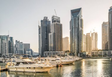 Dubai, BAE Birleşik Arap Emirlikleri - 29 Mayıs 2022: Günbatımında Dubai Marina gökdelenlerinin panoramik manzarası, günbatımında modern mimari