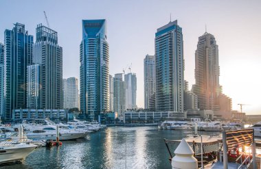 Dubai, BAE Birleşik Arap Emirlikleri - 29 Mayıs 2022: Günbatımında Dubai Marina gökdelenlerinin panoramik manzarası, günbatımında modern mimari
