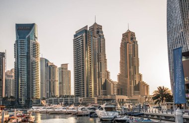 Dubai, BAE Birleşik Arap Emirlikleri - 29 Mayıs 2022: Günbatımında Dubai Marina gökdelenlerinin panoramik manzarası, günbatımında modern mimari