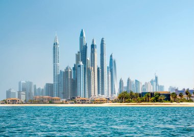 Dubai, BAE Birleşik Arap Emirlikleri - 29 Mayıs 2022: Günbatımında Dubai Marina gökdelenlerinin panoramik manzarası, günbatımında modern mimari