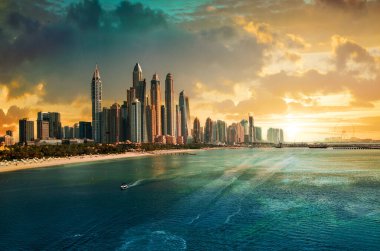 Dubai, BAE Birleşik Arap Emirlikleri - 29 Mayıs 2022: Günbatımında Dubai Marina gökdelenlerinin panoramik manzarası, günbatımında modern mimari