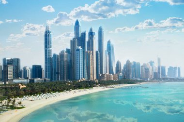 Dubai, Dubai Marina gökdelenlerinin panoramik manzarası günbatımında gökdelenler, günbatımında modern mimari