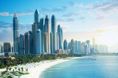 Dubai, BAE Birleşik Arap Emirlikleri - 29 Mayıs 2022: Günbatımında Dubai Marina gökdelenlerinin panoramik manzarası, günbatımında modern mimari