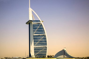 Dubai, BAE Birleşik Arap Emirlikleri - 29 Mayıs 2022: Burc Al Arab view from the sea. Günbatımında modern mimari