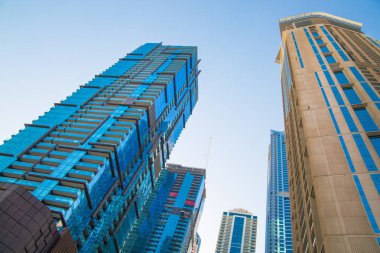 Dubai, BAE Birleşik Arap Emirlikleri - 29 Mayıs 2022: Günbatımında Dubai Marina gökdelenlerinin panoramik manzarası, günbatımında modern mimari