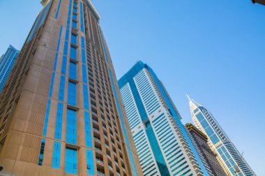 Dubai, BAE Birleşik Arap Emirlikleri - 29 Mayıs 2022: Günbatımında Dubai Marina gökdelenlerinin panoramik manzarası, günbatımında modern mimari