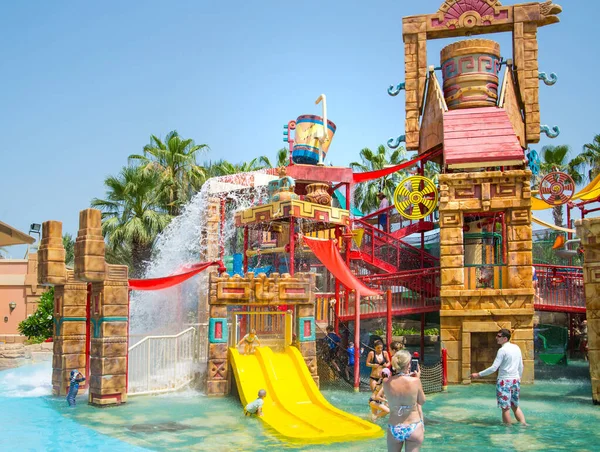 Dubai, BAE, Birleşik Arap Emirlikleri - 28 Mayıs 2022: Atlantis Aqua risk su parkı Palm Jumeirah üzerinde yer almaktadır. Slaytlar ve oyun alanı