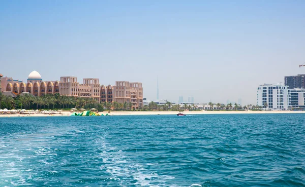 ドバイ Uae アラブ首長国連邦 2022年5月30日 パームジュメイラでのビーチビューと休日を持つ人々 — ストック写真