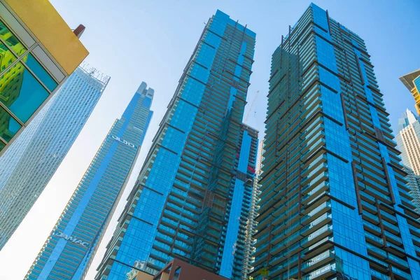 Dubai, BAE Birleşik Arap Emirlikleri - 29 Mayıs 2022: Günbatımında Dubai Marina gökdelenlerinin panoramik manzarası, günbatımında modern mimari