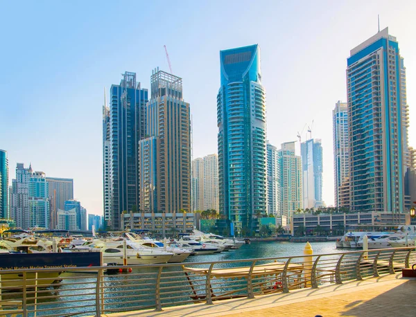 Dubai, BAE Birleşik Arap Emirlikleri - 29 Mayıs 2022: Günbatımında Dubai Marina gökdelenlerinin panoramik manzarası, günbatımında modern mimari