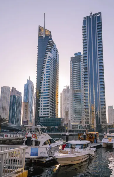 Dubai, BAE Birleşik Arap Emirlikleri - 29 Mayıs 2022: Günbatımında Dubai Marina gökdelenlerinin panoramik manzarası, günbatımında modern mimari