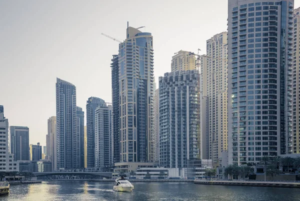 Dubai, BAE Birleşik Arap Emirlikleri - 29 Mayıs 2022: Günbatımında Dubai Marina gökdelenlerinin panoramik manzarası, günbatımında modern mimari