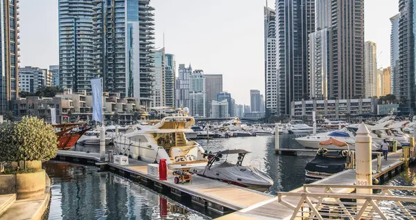 Dubai, BAE Birleşik Arap Emirlikleri - 29 Mayıs 2022: Günbatımında Dubai Marina gökdelenlerinin panoramik manzarası, günbatımında modern mimari