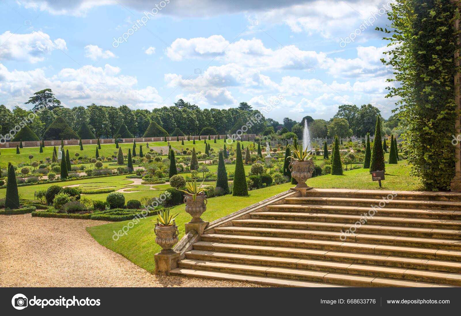 London July 2023 English Garden Park Tudors Time Hampton Court – Stock ...