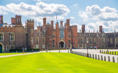 Londra, İngiltere - 29 Temmuz 2023: Hampton Sarayı manzarası, Tudor 'un 16. yüzyılın en eski yeri (1514)