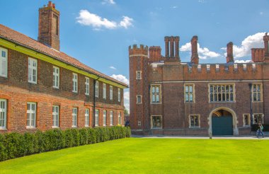 Londra, İngiltere - 29 Temmuz 2023: Hampton Sarayı manzarası, Tudor 'un 16. yüzyılın en eski yeri (1514)