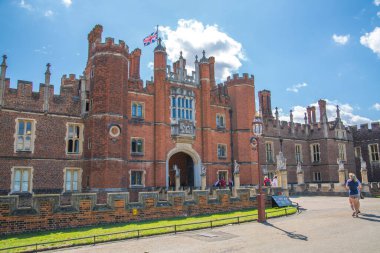 Londra, İngiltere - 29 Temmuz 2023: Hampton Sarayı manzarası, Tudor 'un 16. yüzyılın en eski yeri (1514)