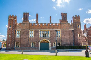 Londra, İngiltere - 29 Temmuz 2023: Hampton Sarayı manzarası, Tudor 'un 16. yüzyılın en eski yeri (1514)