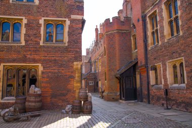 Londra, İngiltere - 29 Temmuz 2023: Hampton Sarayı manzarası, Tudor 'un 16. yüzyılın en eski yeri (1514)