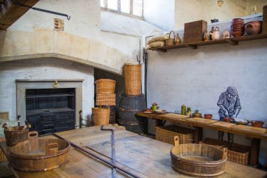 Londra, İngiltere - 29 Temmuz 2023: 16. yüzyıl Hampton Court, Tudors saatiyle Kraliyet Mutfağı. 