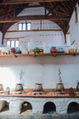 Londra, İngiltere - 29 Temmuz 2023: 16. yüzyıl Hampton Court, Tudors saatiyle Kraliyet Mutfağı. 