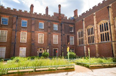 Londra, İngiltere - 29 Temmuz 2023: King 's Heraldic unsurları ile Hampton Court' un iç bahçesi, Batı Londra 'da yer almaktadır.
