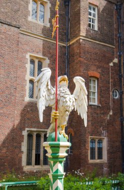 Londra, İngiltere - 29 Temmuz 2023: King 's Heraldic unsurları ile Hampton Court' un iç bahçesi, Batı Londra 'da yer almaktadır.