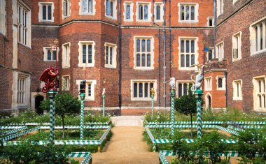 Londra, İngiltere - 29 Temmuz 2023: King 's Heraldic unsurları ile Hampton Court' un iç bahçesi, Batı Londra 'da yer almaktadır.
