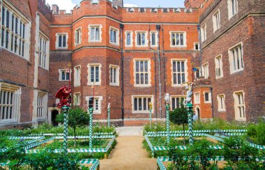 Londra, İngiltere - 29 Temmuz 2023: Hampton Sarayı manzarası, Tudor 'un 16. yüzyılın en eski yeri (1514)
