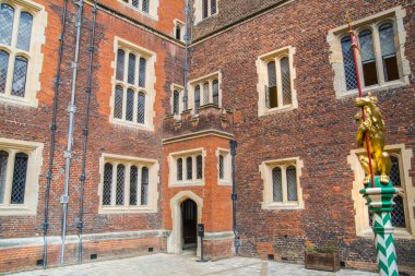 Londra, İngiltere - 29 Temmuz 2023: Hampton Sarayı manzarası, Tudor 'un 16. yüzyılın en eski yeri (1514)