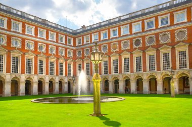 Londra, İngiltere - 29 Temmuz 2023: İngiliz bahçe manzarası ve Hampton Court 'un doğu cephesi 17. yüzyılda Batı Londra' yı gösteriyor