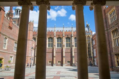 Londra, İngiltere - 29 Temmuz 2023: İngiliz mimari saati, Hampton adliyesinin batı cephesi giriş kapısı, Batı Londra 'da yer almaktadır.