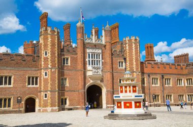 Londra, İngiltere - 29 Temmuz 2023: İngiliz mimari saati, Hampton adliyesinin batı cephesi giriş kapısı, Batı Londra 'da yer almaktadır.