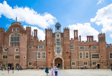 Londra, İngiltere - 29 Temmuz 2023: İngiliz mimari saati, Hampton adliyesinin batı cephesi giriş kapısı, Batı Londra 'da yer almaktadır.