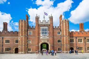 Londra, İngiltere - 29 Temmuz 2023: İngiliz mimari saati, Hampton adliyesinin batı cephesi giriş kapısı, Batı Londra 'da yer almaktadır.