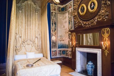 Londra, İngiltere - 29 Temmuz 2019: Hampton Adliyesi, 17. yüzyıla kadar kralların ikamet ettiği yer, Batı Londra 'nın yerini belirledi.