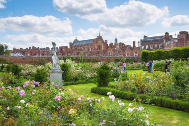 Londra, İngiltere - 29 Temmuz 2023: İngiliz bahçesi ve park saati, Hampton Court Batı Londra 'da.
