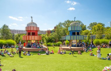 Londra, İngiltere - 29 Temmuz 2023: Sıcak yaz gününde çocukların oyun sahası ve kum ve suyla oynayan çocuklar. 