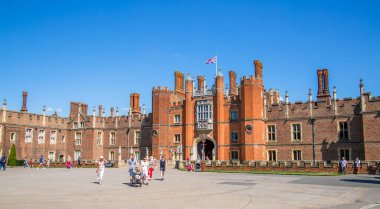 Londra, İngiltere - 29 Temmuz 2023: İngiliz mimari saati, Hampton adliyesinin batı cephesi giriş kapısı, Batı Londra 'da yer almaktadır.