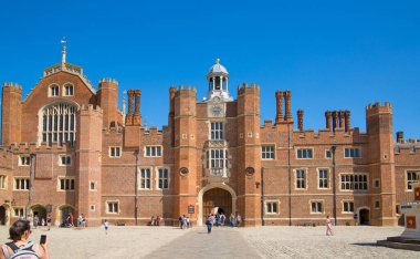 Londra, İngiltere - 29 Temmuz 2023: İngiliz mimari saati, Hampton adliyesinin batı cephesi giriş kapısı, Batı Londra 'da yer almaktadır.