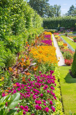 Londra, İngiltere - 29 Temmuz 2023: İngiliz bahçesi ve park saati, Hampton Court Batı Londra 'da.