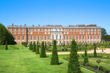 Londra, İngiltere - 29 Temmuz 2023: İngiliz bahçe manzarası ve Hampton Court 'un doğu cephesi 17. yüzyılda Batı Londra' yı gösteriyor