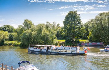 Londra, İngiltere - 29 Temmuz 2023: İngiliz bahçesi ve park saati, Hampton Court Batı Londra 'da.