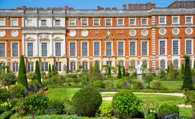 Londra, İngiltere - 29 Temmuz 2023: İngiliz bahçe manzarası ve Hampton Court 'un doğu cephesi 17. yüzyılda Batı Londra' yı gösteriyor