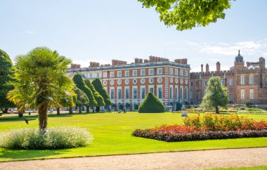 Londra, İngiltere - 29 Temmuz 2023: İngiliz bahçe manzarası ve Hampton Court 'un doğu cephesi 17. yüzyılda Batı Londra' yı gösteriyor