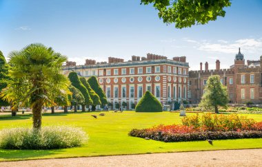 Londra, İngiltere - 29 Temmuz 2023: İngiliz bahçe manzarası ve Hampton Court 'un doğu cephesi 17. yüzyılda Batı Londra' yı gösteriyor